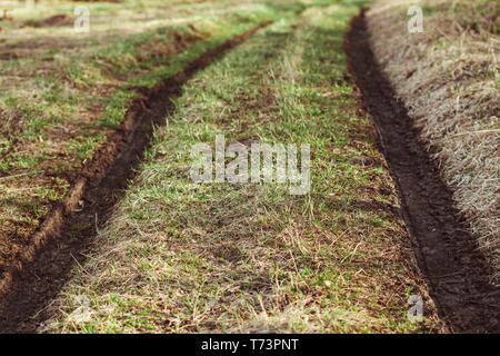 Spuren von Schlamm Reifen nach einem Sturm in den russischen Dörfern Stockfoto