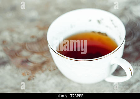 Weiße Tasse mit Tee aus verschiedenen Kräutern Stockfoto