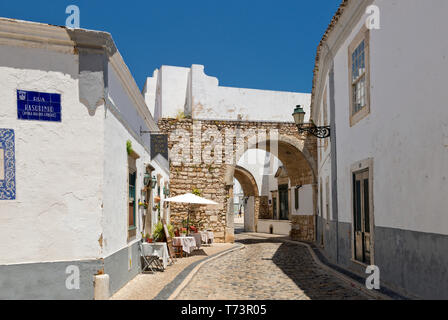 Faro, eine Straße in der Altstadt, der Algarve, Portugal Stockfoto