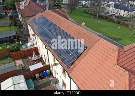 Drone Ansicht von Solarzellen auf Rat haus dach Stockfoto