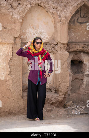 Junge schöne iranischen Dame in einem alten Dorf im Iran Stockfoto