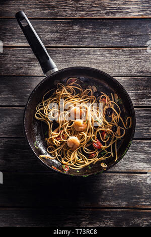 Pasta Spaghetti auf Pan mit Garnelen Tomatensauce toatoes und Kräutern. Italienische und mediterrane Küche. Stockfoto
