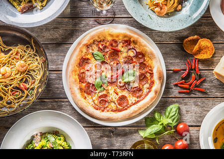 Nach oben Anzeigen der vollständigen Tabelle der italienischen Speisen auf Tellern und Pan. Pizza Pasta Risotto Suppen und Fisch Gemüse Salat. Stockfoto