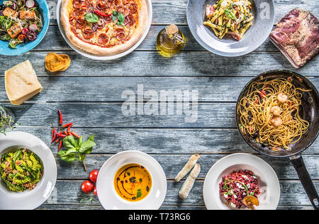 Nach oben Anzeigen der vollständigen Tabelle der italienischen Speisen auf Tellern und Pan. Pizza Pasta Risotto Suppen und Fisch Gemüse Salat. Stockfoto
