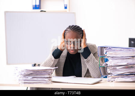 Schwarze weibliche Mitarbeiter mit übermäßiger Arbeit unzufrieden Stockfoto