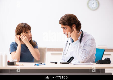 Patienten mit Hörproblem besuchen Arzt otorhinolaryngologi Stockfoto