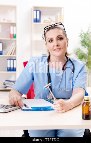 Weibliche Arzt Neurologe in der Klinik arbeiten Stockfoto