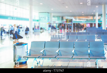 Reihe der leeren Stühle in der Abflughalle des internationalen Flughafens. Travel Concept