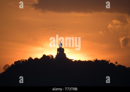 Silhouette von Big Buddha bei Sonnenuntergang auf dem Berg, Phuket - THAILAND Stockfoto