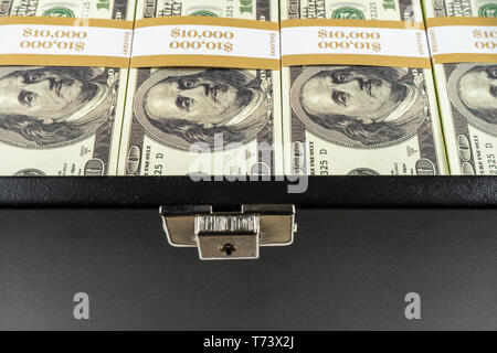 Schwarzes Gehäuse voller Dollarscheine hautnah. Geld Ziegel für den Fall der Fälle. Stockfoto