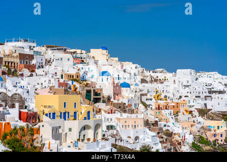 OIA, Santorin - 07 April, 2019: Oia ist eine beliebte touristische Küstenstadt auf der griechischen Ägäis Insel Santorini berühmt für seine weißen Häuser in geschnitzten Stockfoto