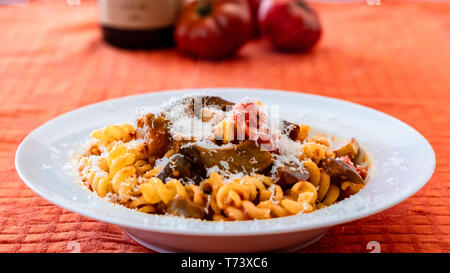 Pasta alla Norma, mit Tomaten und Auberginen, ein Recipie aus Sizilien Stockfoto