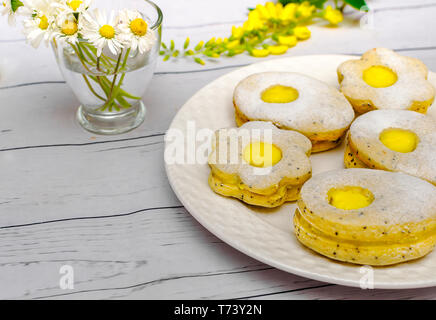 Ostern Kekse wie Eier mit Zitrusfrüchten Creme auf weiße Holztisch Stockfoto