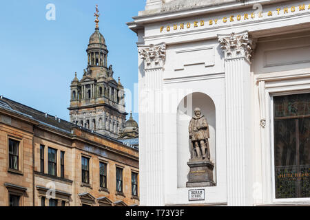 Statue von George Hutchison, Einfügung in die Wand des Gebäudes, dass er wie ein Krankenhaus im 17. Jahrhundert, Ingram Street, Glasgow in Betrieb genommen Stockfoto