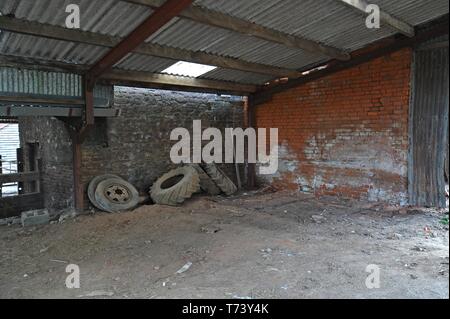 Ein Haufen von Reifen in alten Scheunen und Ställe am oberen Venn Farm, Herefordshire 27/4/19. Stockfoto