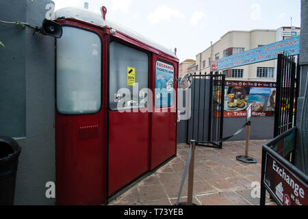 Alte Seilbahn auf dem Felsen von Gibraltar historische Geschichte Außenansicht der Plattform Aufkleber Ticketschalter Tor Metall schwarz eingezäunt rot Schmerz Stockfoto