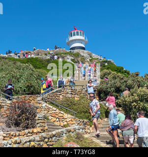 Touristen klettern die Schritte, um den alten Leuchtturm Cape Point, das Kap der Guten Hoffnung, Western Cape, Südafrika Stockfoto