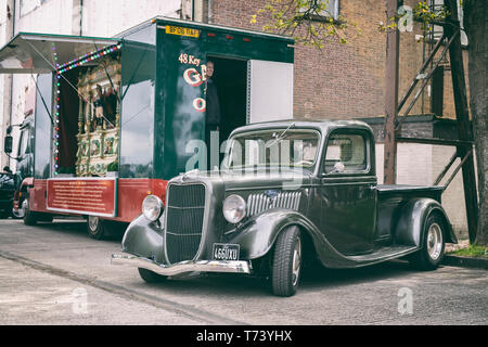 1936 Ford Pick up Truck vor einem viktorianischen Messe Orgel im Bicester Heritage Center, 'Drive es Tag'. Bicester, Oxfordshire, England. Stockfoto