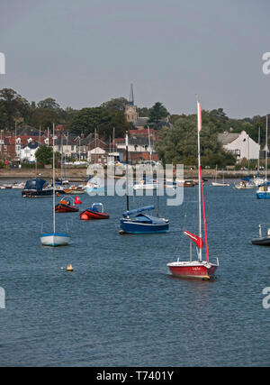 Der Fluß Deben bei Woodbridge, eine der schönsten Flussmündungen in England, mit ihm viele Segelboote, Woodbridge, Suffolk, England, Vereinigtes Königreich, Stockfoto