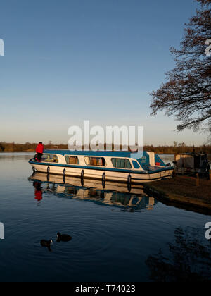 Urlaub Bootfahren auf dem Norfolk Broads im Dezember, bei der Mälzerei Breit, Ranworth, Norfolk, England, Großbritannien Stockfoto