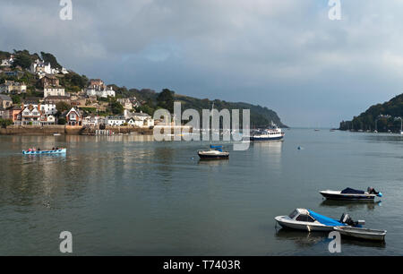 Die beeindruckenden Fluss Dart Flussmündung mit der Ortschaft Kingswear auf der linken Seite, von Dartmouth, Devon, England, UK gesehen, Stockfoto