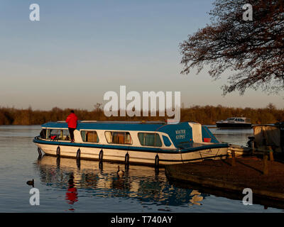 Urlaub Bootfahren auf dem Norfolk Broads im Dezember, bei der Mälzerei Breit, Ranworth, Norfolk, England, Großbritannien Stockfoto