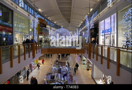 Weihnachten Dekorationen und Lichter in der chapelfield Shopping Center in Norwich, Norfolk, England, Großbritannien Stockfoto