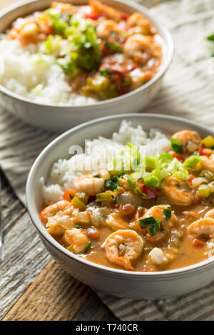 Pikante hausgemachte Cajun Shrimp Etouffee mit weißer Reis Stockfoto