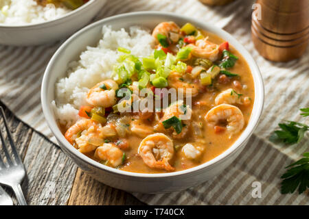 Pikante hausgemachte Cajun Shrimp Etouffee mit weißer Reis Stockfoto