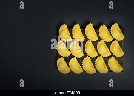 Traditionelle frische italienische Ravioli auf Holzbrett. Küche Italienische Gerichte Konzept. vegetarisches Essen. Wohnung mit Kopie Raum legen. Stockfoto