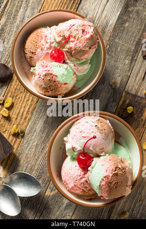 Süße Spumoni Eis mit Cherry Pistazien und Schokolade Stockfoto