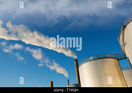 Öl-Raffinerie Lagertanks Stockfoto