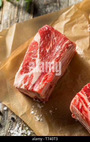 Raw Organic Beef Short Ribs bereit zu Kochen Stockfoto