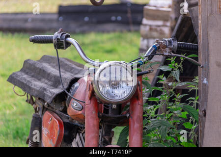 Schuss ein Oldtimer Motorrad Scheinwerfer und Horn hautnah. Stockfoto