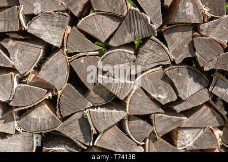 Sauber gestapelten Brennholz als Vorrat für den Winter Stockfoto