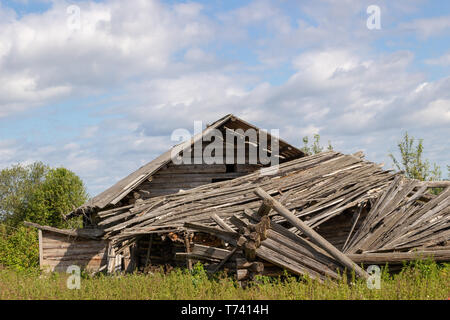 Holzhaus in Archangelsk aufgegeben, russische Stadt. Beispiel des frühen xx. Architektur. Stockfoto