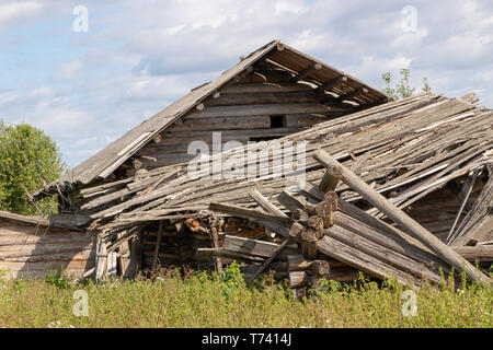 Holzhaus in Archangelsk aufgegeben, russische Stadt. Beispiel des frühen xx. Architektur. Stockfoto