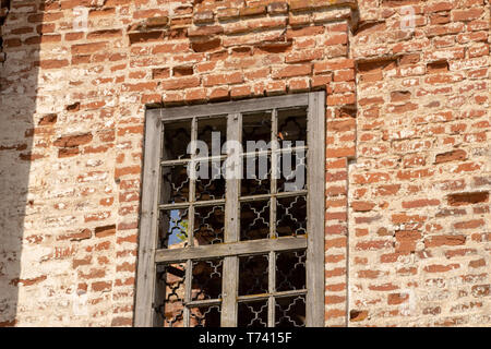 Die Wände des Russischen zerstörte Kirche aus rotem Backstein Stockfoto