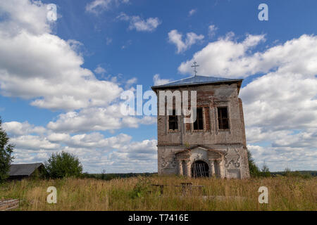 Die Wände des Russischen zerstörte Kirche aus rotem Backstein Stockfoto