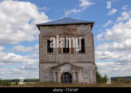 Die Wände des Russischen zerstörte Kirche aus rotem Backstein Stockfoto