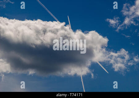 Flugzeuge Blätter Trace auf klaren blauen Himmel. Blick von unten auf den Spuren von vielen Ebene. Travel Concept Stockfoto