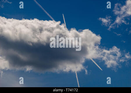 Flugzeuge Blätter Trace auf klaren blauen Himmel. Blick von unten auf den Spuren von vielen Ebene. Travel Concept Stockfoto