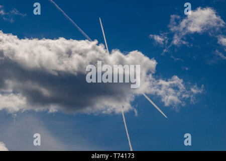 Flugzeuge Blätter Trace auf klaren blauen Himmel. Blick von unten auf den Spuren von vielen Ebene. Travel Concept Stockfoto