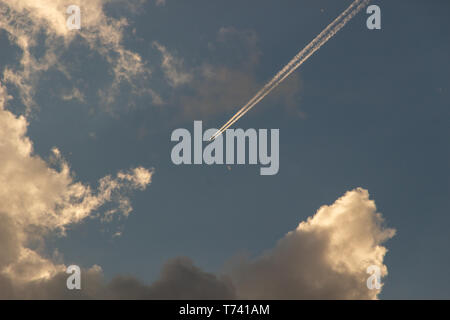 Flugzeuge Blätter Trace auf klaren blauen Himmel. Blick von unten auf den Spuren von vielen Ebene. Travel Concept Stockfoto