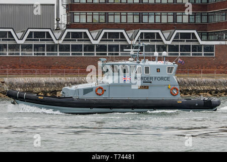 Das United Kingdom Border Force Coastal Patrol Vessel (CPV) HMC Eagle verlässt Portsmouth Harbour, Großbritannien am Nachmittag des 3. Mai 2019. Stockfoto