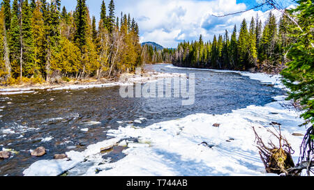 Schnee und Eis die Auskleidung der Murtle River im Winter im Cariboo Berge des Wells Gray Provincial Park, British Columbia, Kanada Stockfoto