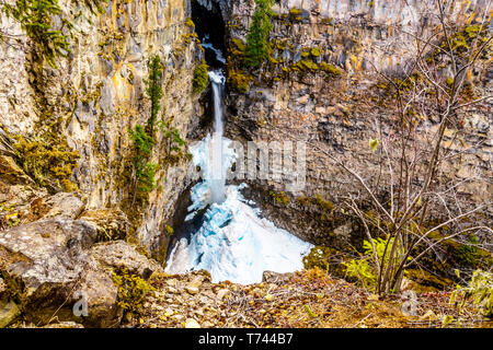 Die spektakuläre Eis und Schnee Kegel im Winter an der Unterseite der Spahats fällt auf Spahats Creek im Wells Gray Provincial Park in der Nähe von Clearwater, BC, Kanada Stockfoto