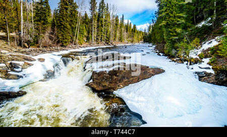 Die teilweise gefrorenen Murtle River nach Mushbowl fällt in den Cariboo Mountains der Wells Gray Provincial Park, British Columbia, Kanada Stockfoto