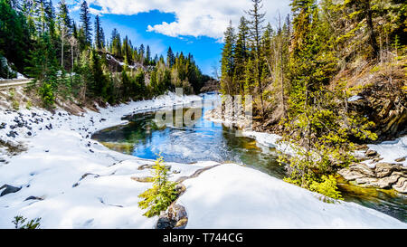 Die teilweise gefrorenen Murtle River nach Mushbowl fällt in den Cariboo Mountains der Wells Gray Provincial Park, British Columbia, Kanada Stockfoto