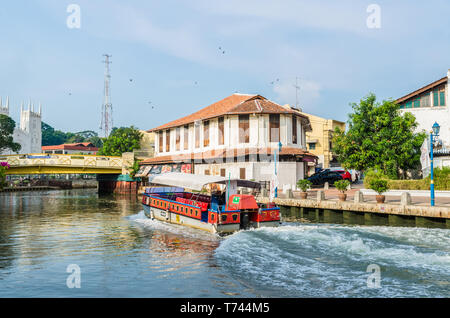 Malakka, Malaysia - 21. April 2019: Riverside Landschaft einer Kreuzfahrt Kreuzung am Malakka River. Es wurde als UNESCO-Weltkulturerbe Sünde gelistet. Stockfoto